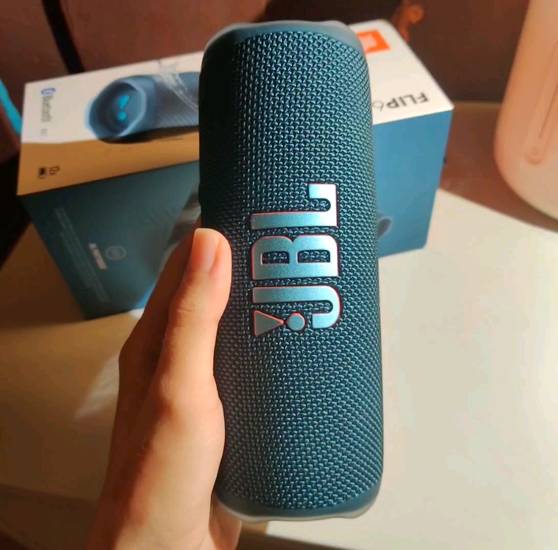 reviewJBL Flip6 Portable Waterproof Speaker ลำโพงบลูทูธพกพา เลือกสีได้  comment 0