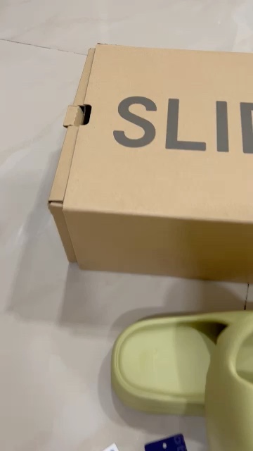 reviewร้านแนะนำ แท้100 พร้อมส่ง adidas Yeezy Slide รองเท้าแตะ Yeezy สี BoneGlow GreenOnyxResinFlax comment 0