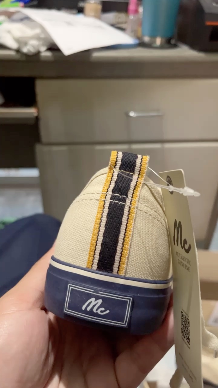 reviewMc Jeans รองเท้าผ้าใบ กันน้ำ สีอ๊อฟไวท์ ทรงสวยคลาสสิก ใส่ได้ทั้งชายและหญิง พร้อมเชือกรองเท้า 2 สี M09Z017 comment 0