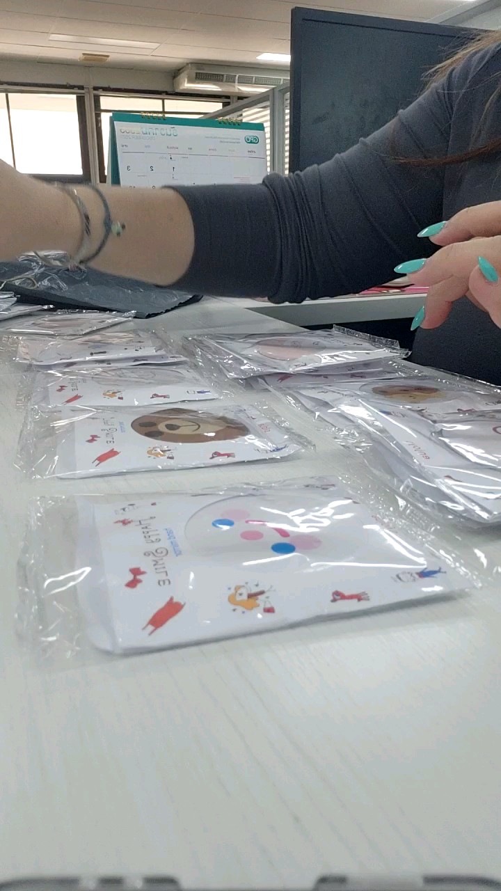 reviewkingshopping（ร้านไทย) กระจกพกพา น่ารักน่าใช้ น้ำหนักเบา พกพาง่าย ลายน่ารักสดใส กระจกแบบพกพาA46 comment 0