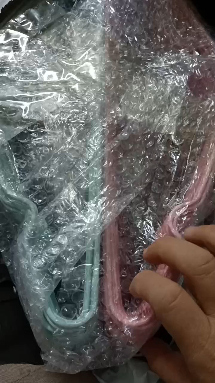 reviewร้านแนะนำ[ขายดี!!] ไม้แขวนเสื้อ ไม้แขวนสแตนเลส เคลือบซีลีโคนกันลื่น 2ขนาด ผู้ใหญ่40cm*20cm เด็ก30cm*18cm สีพาทเทล ++พร้อมส่ง++ comment 0